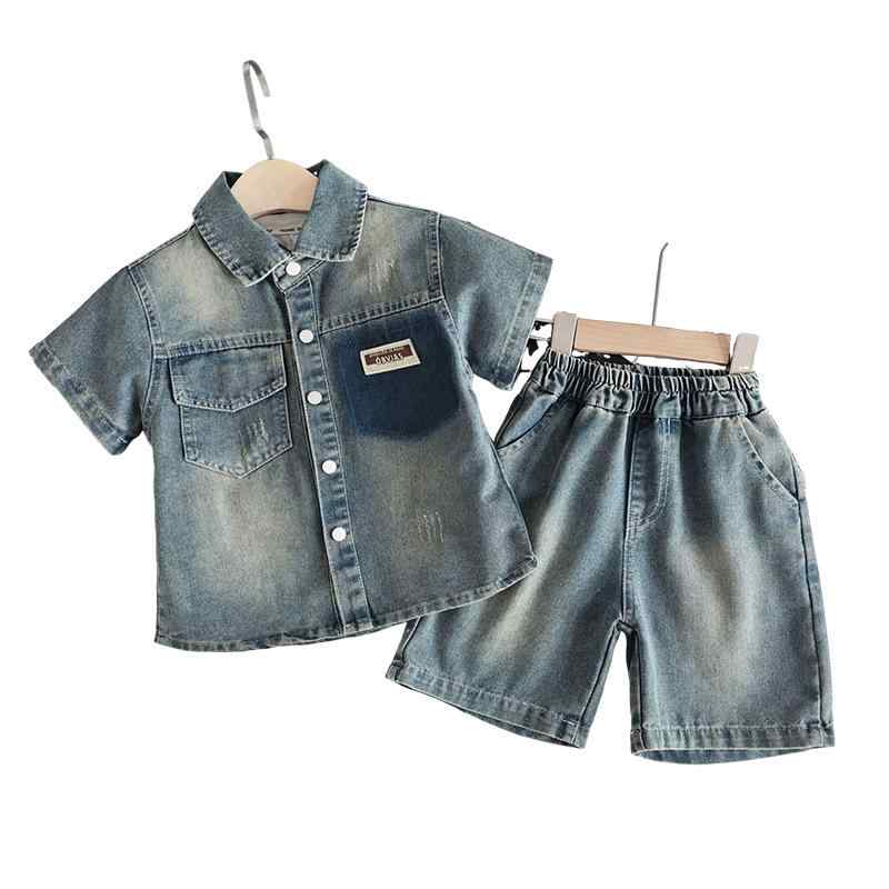 キッズ シャツ セットアップ デニム ショートパンツ 韓国風 ベビー 上下セット おしゃれ かわいい 春夏[ "・性別: 男児", "・スタイル: 韓国版", "・セット内容: パンツ", "・アイテム数: 2点", "・対象年齢: 中 ছোট児(3～8歳、100～140cm)", "・袖丈: 半袖", "・パンツ丈: 五分丈/ハーフパンツ", "・生地加工: 起毛、刈り込み、ソフト加工", "・厚さ: 薄手", "・柄: アルファベット", "・実写画像: モデルあり", "・要素: セットアップ、田園、アルファベット、カーディガン、プリント、ストリート、キャンディ", "・安全レベル: B", "・メイン素材: 綿", "・メイン素材含有量: 70%", "・留め具: シングルブレスト", "・色: ブルー", "・対応身長: 90cm, 100cm, 110cm, 120cm, 130cm, 140cm, 150cm", "・製品カテゴリ: 子供用セットアップ"]