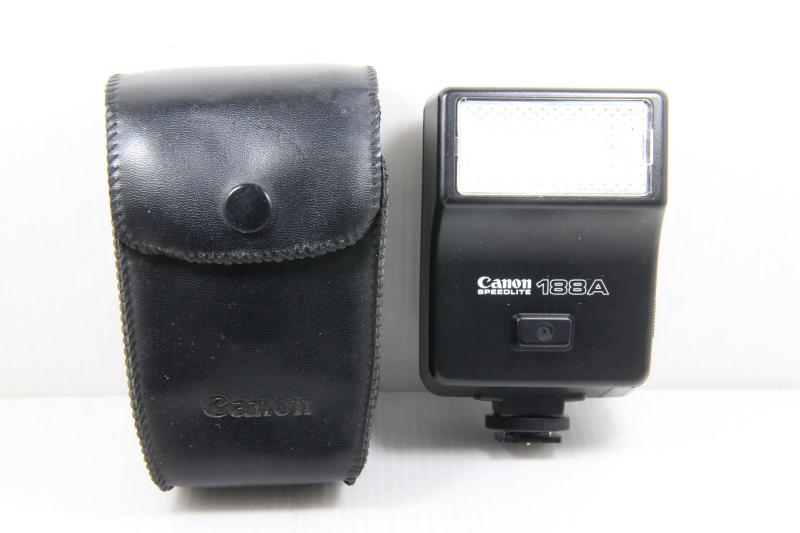 Canon スピードライト 188A■ ご購入前に必ずご確認ください ■1. 在庫管理とご注文の確定当店は複数のオンラインモールで在庫を共有しております。在庫の変動： 更新のタイムラグにより、ご注文後に「完売」が判明する場合がございます。欠品時の対応： 万が一商品が確保できない場合は、速やかにメールでご連絡の上、ご注文をキャンセル（全額返金）させていただきます。2. 中古商品のコンディション（動作確認済み）一点ごとに状態が異なるため、お届けする現品が掲載画像と細部まで一致しない場合がございます。状態の目安： 動作に支障のない範囲での微細なキズ・汚れ・日焼け・使用感は、中古品の特性としてあらかじめご了承ください。検品方針： 外観の美しさよりも「正常な動作」を最優先に検品・清掃を行っております。3. 付属品の同梱内容「本体の動作」を優先したセット内容となっております。【同梱あり】 本体の起動・動作に不可欠な基本パーツ（電源コード等）【同梱なし】 外箱・取扱説明書・セットアップ用CD・初回限定特典【保証対象外】 封入されているダウンロードコード・シリアル番号※商品名に「特典付」等の記載がある場合でも、中古品のため欠品している場合がございます。正確な内容を確認したい場合は、必ずご購入前にお問い合わせください。4. 初期不良のサポート（到着から3日間）商品がお手元に届きましたら、なるべく早めに動作をご確認ください。連絡方法： 商品到着から3日以内に、購入履歴の「ショップへ問い合わせ」より不具合の内容をご連絡ください。対応： 在庫がある場合は「良品交換」、在庫がない一点物の場合は「返品・全額返金」にて対応させていただきます