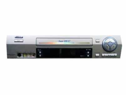 VICTOR HR-S300 SVHSビデオ (premium vintage)■ ご購入前に必ずご確認ください ■1. 在庫管理とご注文の確定当店は複数のオンラインモールで在庫を共有しております。在庫の変動： 更新のタイムラグにより、ご注文後に「完売」が判明する場合がございます。欠品時の対応： 万が一商品が確保できない場合は、速やかにメールでご連絡の上、ご注文をキャンセル（全額返金）させていただきます。2. 中古商品のコンディション（動作確認済み）一点ごとに状態が異なるため、お届けする現品が掲載画像と細部まで一致しない場合がございます。状態の目安： 動作に支障のない範囲での微細なキズ・汚れ・日焼け・使用感は、中古品の特性としてあらかじめご了承ください。検品方針： 外観の美しさよりも「正常な動作」を最優先に検品・清掃を行っております。3. 付属品の同梱内容「本体の動作」を優先したセット内容となっております。【同梱あり】 本体の起動・動作に不可欠な基本パーツ（電源コード等）【同梱なし】 外箱・取扱説明書・セットアップ用CD・初回限定特典【保証対象外】 封入されているダウンロードコード・シリアル番号※商品名に「特典付」等の記載がある場合でも、中古品のため欠品している場合がございます。正確な内容を確認したい場合は、必ずご購入前にお問い合わせください。4. 初期不良のサポート（到着から3日間）商品がお手元に届きましたら、なるべく早めに動作をご確認ください。連絡方法： 商品到着から3日以内に、購入履歴の「ショップへ問い合わせ」より不具合の内容をご連絡ください。対応： 在庫がある場合は「良品交換」、在庫がない一点物の場合は「返品・全額返金」にて対応させていただきます