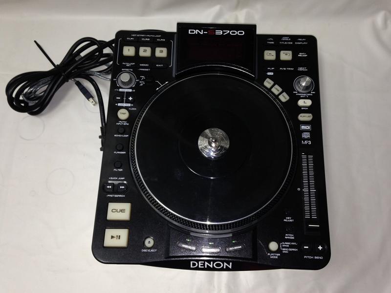 DENON DN-S3700 DJ CDプレーヤー ブラック■ ご購入前に必ずご確認ください ■1. 在庫管理とご注文の確定当店は複数のオンラインモールで在庫を共有しております。在庫の変動： 更新のタイムラグにより、ご注文後に「完売」が判明する場合がございます。欠品時の対応： 万が一商品が確保できない場合は、速やかにメールでご連絡の上、ご注文をキャンセル（全額返金）させていただきます。2. 中古商品のコンディション（動作確認済み）一点ごとに状態が異なるため、お届けする現品が掲載画像と細部まで一致しない場合がございます。状態の目安： 動作に支障のない範囲での微細なキズ・汚れ・日焼け・使用感は、中古品の特性としてあらかじめご了承ください。検品方針： 外観の美しさよりも「正常な動作」を最優先に検品・清掃を行っております。3. 付属品の同梱内容「本体の動作」を優先したセット内容となっております。【同梱あり】 本体の起動・動作に不可欠な基本パーツ（電源コード等）【同梱なし】 外箱・取扱説明書・セットアップ用CD・初回限定特典【保証対象外】 封入されているダウンロードコード・シリアル番号※商品名に「特典付」等の記載がある場合でも、中古品のため欠品している場合がございます。正確な内容を確認したい場合は、必ずご購入前にお問い合わせください。4. 初期不良のサポート（到着から3日間）商品がお手元に届きましたら、なるべく早めに動作をご確認ください。連絡方法： 商品到着から3日以内に、購入履歴の「ショップへ問い合わせ」より不具合の内容をご連絡ください。対応： 在庫がある場合は「良品交換」、在庫がない一点物の場合は「返品・全額返金」にて対応させていただきます
