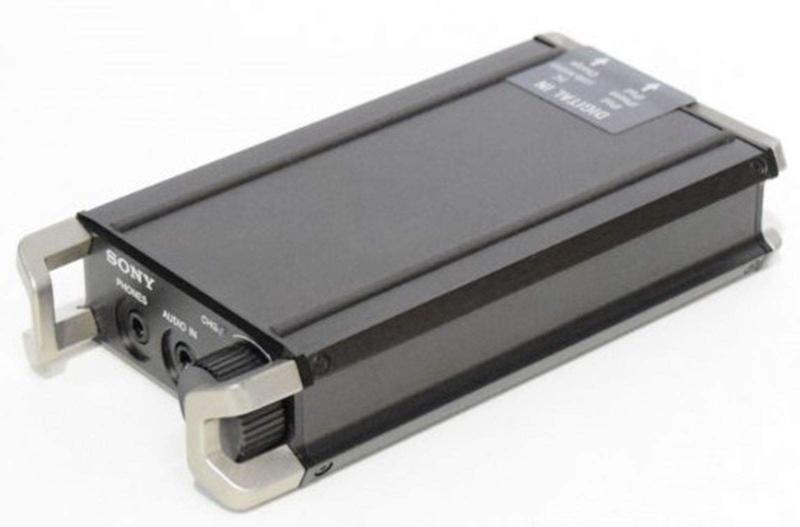 SONY ポータブルヘッドホンアンプ PHA-1iPod/iPhoneデジタル接続対応iPod/iPhoneなどのオーディオデータデータはそのまま。内部の位のDACでアナログ変換に原忠で自然な高音質を実現。USBオーディオ対応(96kHz/24bit)96kHz/24bitのフォーマットに対応している高音質コンテンツの力はこちらアナログ盤の徹底した音質のA力なく再現アナログ回路の徹底した音質35μm 箔プリント基板、オーディオ 回路のフィルムコンデンサ等品高位なオーディオ専用部品搭載により、ポータブルアンプも徹底した音質高化を実現。高品質DAC、オペアンプ、ヘッドホン搭載端末アルミダイキャストバンパーインスイッチ亜鉛電池・ライフ接続時時:10時間・iPhone/iPod接続時:約5時間充電・電源オフのみ/■ ご購入前に必ずご確認ください ■1. 在庫管理とご注文の確定当店は複数のオンラインモールで在庫を共有しております。在庫の変動： 更新のタイムラグにより、ご注文後に「完売」が判明する場合がございます。欠品時の対応： 万が一商品が確保できない場合は、速やかにメールでご連絡の上、ご注文をキャンセル（全額返金）させていただきます。2. 中古商品のコンディション（動作確認済み）一点ごとに状態が異なるため、お届けする現品が掲載画像と細部まで一致しない場合がございます。状態の目安： 動作に支障のない範囲での微細なキズ・汚れ・日焼け・使用感は、中古品の特性としてあらかじめご了承ください。検品方針： 外観の美しさよりも「正常な動作」を最優先に検品・清掃を行っております。3. 付属品の同梱内容「本体の動作」を優先したセット内容となっております。【同梱あり】 本体の起動・動作に不可欠な基本パーツ（電源コード等）【同梱なし】 外箱・取扱説明書・セットアップ用CD・初回限定特典【保証対象外】 封入されているダウンロードコード・シリアル番号※商品名に「特典付」等の記載がある場合でも、中古品のため欠品している場合がございます。正確な内容を確認したい場合は、必ずご購入前にお問い合わせください。4. 初期不良のサポート（到着から3日間）商品がお手元に届きましたら、なるべく早めに動作をご確認ください。連絡方法： 商品到着から3日以内に、購入履歴の「ショップへ問い合わせ」より不具合の内容をご連絡ください。対応： 在庫がある場合は「良品交換」、在庫がない一点物の場合は「返品・全額返金」にて対応させていただきます