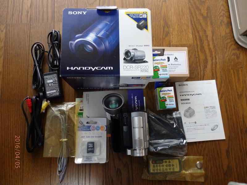 【中古】SONY デジタルビデオカメラ Handycam (ハンディカム) SR220 ゴールド DCR-SR220 (HDD60GB)
