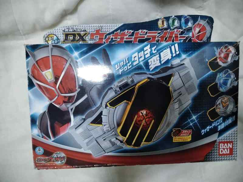 仮面ライダーウィザード 変身ベルト DXウィザードライバー電池種別 :単4×3本(別売)。 電池は別売りのため別途ご購入ください。■ ご購入前に必ずご確認ください ■1. 在庫管理とご注文の確定当店は複数のオンラインモールで在庫を共有しております。在庫の変動： 更新のタイムラグにより、ご注文後に「完売」が判明する場合がございます。欠品時の対応： 万が一商品が確保できない場合は、速やかにメールでご連絡の上、ご注文をキャンセル（全額返金）させていただきます。2. 中古商品のコンディション（動作確認済み）一点ごとに状態が異なるため、お届けする現品が掲載画像と細部まで一致しない場合がございます。状態の目安： 動作に支障のない範囲での微細なキズ・汚れ・日焼け・使用感は、中古品の特性としてあらかじめご了承ください。検品方針： 外観の美しさよりも「正常な動作」を最優先に検品・清掃を行っております。3. 付属品の同梱内容「本体の動作」を優先したセット内容となっております。【同梱あり】 本体の起動・動作に不可欠な基本パーツ（電源コード等）【同梱なし】 外箱・取扱説明書・セットアップ用CD・初回限定特典【保証対象外】 封入されているダウンロードコード・シリアル番号※商品名に「特典付」等の記載がある場合でも、中古品のため欠品している場合がございます。正確な内容を確認したい場合は、必ずご購入前にお問い合わせください。4. 初期不良のサポート（到着から3日間）商品がお手元に届きましたら、なるべく早めに動作をご確認ください。連絡方法： 商品到着から3日以内に、購入履歴の「ショップへ問い合わせ」より不具合の内容をご連絡ください。対応： 在庫がある場合は「良品交換」、在庫がない一点物の場合は「返品・全額返金」にて対応させていただきます