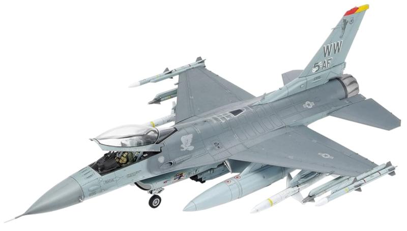 タミヤ(TAMIYA) 1/48 傑作機シリーズ No.98 アメリカ空軍 ロッキード マーチン F-16CJ ブロック50 ファイティング ファルコン プラモデル 61098組み立て、塗装が必要なプラモデル。別途、工具、塗料等が必要。サイズ:1/48スケール、全長316mm、全幅197mmパイロットの人形1体付き。■ ご購入前に必ずご確認ください ■1. 在庫管理とご注文の確定当店は複数のオンラインモールで在庫を共有しております。在庫の変動： 更新のタイムラグにより、ご注文後に「完売」が判明する場合がございます。欠品時の対応： 万が一商品が確保できない場合は、速やかにメールでご連絡の上、ご注文をキャンセル（全額返金）させていただきます。2. 中古商品のコンディション（動作確認済み）一点ごとに状態が異なるため、お届けする現品が掲載画像と細部まで一致しない場合がございます。状態の目安： 動作に支障のない範囲での微細なキズ・汚れ・日焼け・使用感は、中古品の特性としてあらかじめご了承ください。検品方針： 外観の美しさよりも「正常な動作」を最優先に検品・清掃を行っております。3. 付属品の同梱内容「本体の動作」を優先したセット内容となっております。【同梱あり】 本体の起動・動作に不可欠な基本パーツ（電源コード等）【同梱なし】 外箱・取扱説明書・セットアップ用CD・初回限定特典【保証対象外】 封入されているダウンロードコード・シリアル番号※商品名に「特典付」等の記載がある場合でも、中古品のため欠品している場合がございます。正確な内容を確認したい場合は、必ずご購入前にお問い合わせください。4. 初期不良のサポート（到着から3日間）商品がお手元に届きましたら、なるべく早めに動作をご確認ください。連絡方法： 商品到着から3日以内に、購入履歴の「ショップへ問い合わせ」より不具合の内容をご連絡ください。対応： 在庫がある場合は「良品交換」、在庫がない一点物の場合は「返品・全額返金」にて対応させていただきます