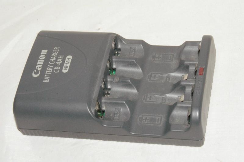 Canonバッテリ充電器cb-4ah■ ご購入前に必ずご確認ください ■1. 在庫管理とご注文の確定当店は複数のオンラインモールで在庫を共有しております。在庫の変動： 更新のタイムラグにより、ご注文後に「完売」が判明する場合がございます。欠品時の対応： 万が一商品が確保できない場合は、速やかにメールでご連絡の上、ご注文をキャンセル（全額返金）させていただきます。2. 中古商品のコンディション（動作確認済み）一点ごとに状態が異なるため、お届けする現品が掲載画像と細部まで一致しない場合がございます。状態の目安： 動作に支障のない範囲での微細なキズ・汚れ・日焼け・使用感は、中古品の特性としてあらかじめご了承ください。検品方針： 外観の美しさよりも「正常な動作」を最優先に検品・清掃を行っております。3. 付属品の同梱内容「本体の動作」を優先したセット内容となっております。【同梱あり】 本体の起動・動作に不可欠な基本パーツ（電源コード等）【同梱なし】 外箱・取扱説明書・セットアップ用CD・初回限定特典【保証対象外】 封入されているダウンロードコード・シリアル番号※商品名に「特典付」等の記載がある場合でも、中古品のため欠品している場合がございます。正確な内容を確認したい場合は、必ずご購入前にお問い合わせください。4. 初期不良のサポート（到着から3日間）商品がお手元に届きましたら、なるべく早めに動作をご確認ください。連絡方法： 商品到着から3日以内に、購入履歴の「ショップへ問い合わせ」より不具合の内容をご連絡ください。対応： 在庫がある場合は「良品交換」、在庫がない一点物の場合は「返品・全額返金」にて対応させていただきます