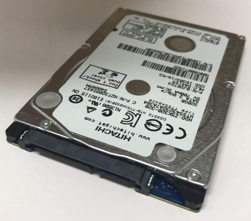 HITACHI ハードディスク 日立2.5inch Travelstar バルク品HTS543232A7A384■ ご購入前に必ずご確認ください ■1. 在庫管理とご注文の確定当店は複数のオンラインモールで在庫を共有しております。在庫の変動： 更新のタイムラグにより、ご注文後に「完売」が判明する場合がございます。欠品時の対応： 万が一商品が確保できない場合は、速やかにメールでご連絡の上、ご注文をキャンセル（全額返金）させていただきます。2. 中古商品のコンディション（動作確認済み）一点ごとに状態が異なるため、お届けする現品が掲載画像と細部まで一致しない場合がございます。状態の目安： 動作に支障のない範囲での微細なキズ・汚れ・日焼け・使用感は、中古品の特性としてあらかじめご了承ください。検品方針： 外観の美しさよりも「正常な動作」を最優先に検品・清掃を行っております。3. 付属品の同梱内容「本体の動作」を優先したセット内容となっております。【同梱あり】 本体の起動・動作に不可欠な基本パーツ（電源コード等）【同梱なし】 外箱・取扱説明書・セットアップ用CD・初回限定特典【保証対象外】 封入されているダウンロードコード・シリアル番号※商品名に「特典付」等の記載がある場合でも、中古品のため欠品している場合がございます。正確な内容を確認したい場合は、必ずご購入前にお問い合わせください。4. 初期不良のサポート（到着から3日間）商品がお手元に届きましたら、なるべく早めに動作をご確認ください。連絡方法： 商品到着から3日以内に、購入履歴の「ショップへ問い合わせ」より不具合の内容をご連絡ください。対応： 在庫がある場合は「良品交換」、在庫がない一点物の場合は「返品・全額返金」にて対応させていただきます
