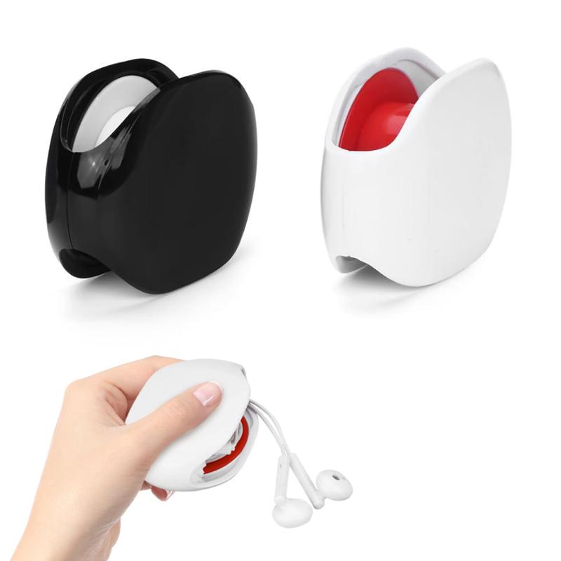 ケーブル収納ケース ケーブル 巻き取り【2個セット】 コード 巻き取り 自動で巻き取れて 充電コード イヤホン 収納 絡まり防止 多機能ケーブルワインダーブ 管理データ充電ケーブルオーガ【商品情報】内容：2個ケーブル 巻き取りセット；サイズ：7.2*5.2*2.5cm；カラー：黒＋白；材質：PP【全自動収納】コード 巻き取りの操作は非常に簡単で、手動で収納する必要はありません。収納するワイヤーを折り畳み、折り畳んだワイヤーをコイルスプリングのタブに引っ掛けるだけで、ケーブルは自動的に素早く収納されます。【小型軽量】小型で軽量、コード 巻き取りのサイズが小さいので、占有スペースも小さく、本体にケーブルを入れておくことで保管場所も省スペースです。超軽量設計で、ポケット/カバン/バックに入ることもできてまとわりつきを防いでくれます。老若男女どなたでもご利用可能です、旅行、通勤、通学、アウトドアにもお勧め【必需品】近代では、リモートワークや、ご自宅などで仕事を取り組まれる方が多発しており、リモートワークでの会議の音声通話により、イヤホンの需要が高まっていると言われております。こういった場面でも、1つコードリールを持っておくと、ささっと収納ができ、パソコンデスク上のコードをスッキリとまとめることが可能です限られた場所で行う仕事の邪魔にもなりませんので、最適です【用途が広い】ケーブル 巻き取りは、USB充電ケーブル、ヘッドフォンケーブル、イヤフォンケーブル、充電ケーブル、電源アダプターケーブル、マウスケーブルなどのワイヤー/ケーブルを素早く簡単に整理し、短くするのに適しています。万が一、商品に問題がございましたら、弊社までご連絡ください。確認後、ご返金いたします。