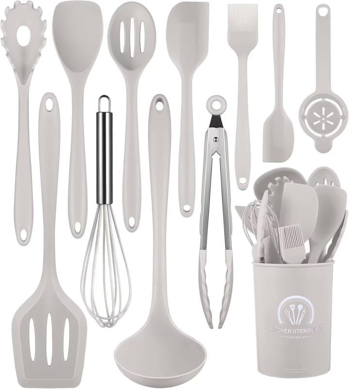 「2025昇級版」ALLUCK 調理器具セット キッチンツールセット 耐熱 食品級シリコン 製菓器具 台所用品 シリコンキッチン用品 収納 ツールフライ返し おたま トング ヘラ トング 泡立て器 ブラ【健康素材・安全安心】FDAと日本食品安全認証取得済みで、日常の調理やお菓子作りにも安心して使用できます。高温の調理も安心ください。テフロン加工のフライパン＆鍋に優しく、傷を付けません。