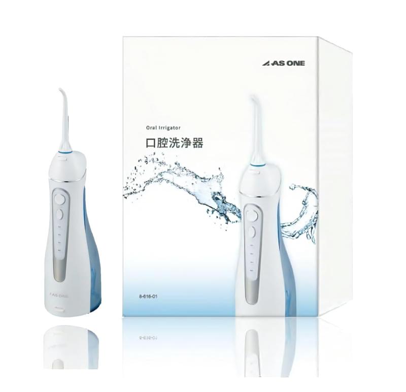 アズワン 口腔洗浄器 口腔洗浄ジェットウォッシャー USB充電式 フロス 水洗浄 歯間洗浄 充電式 防水IPX7 歯周病予防 歯磨き 交換用ノズル 極細水流【極細ジェット水流】歯ブラシだけではアクセスできない狭いスペースにも0.6mmの極細ノズルから繰り出す水流で歯垢、汚れを効果的に洗い流します。 歯肉も適度に刺激し歯周病予防にもご使用いただけます。【360°回転ノズル】 上下・左右と口腔内のすみずみまでしっかりと洗い流すことを可能にする回転式ノズル。歯ブラシとの併用でスッキリ爽快感を実現します。【4つのモード設定】ご利用者様の口腔内環境、目的に合わせてお選びいただけます。 初めてご使用になる方は水流圧が少ないモードからのご使用を推奨します。【防水性能】IPX7防水機能付きで、浴槽での使用をはじめ本体の丸洗いも可能です。 *ご使用にあたり前歯などに当てた場合、跳ね返る水量が多い場合があります。 操作になれていただくまでは浴槽や水に濡れてもよい場所でご使用ください。 *充電用コードは防水設計ではございません。取扱いには十分にご注意ください。【品質へのこだわり】口腔ケア用品専門メーカーにて製造。 様々な品質試験を実施して品質管理を実施しています。
