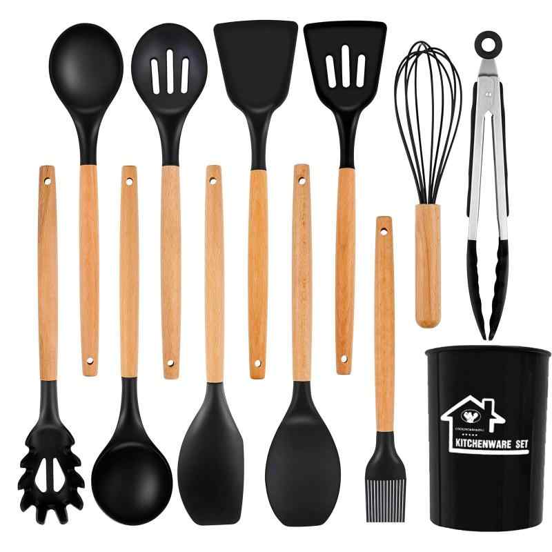 キッチンツール セット シリコン 調理器具セット ツールスタンド付き シリコンキッチンツール セット 高耐熱性 一人暮らし フライ返し ブラシ 泡立て器 スプーン スパチュラ トング 抗菌 【高品質のシリコン素材&amp;安全性を重視】本製品は国際食品衛生基準(FDA)試験に合格していて、BPAフリー、有害物質なしのシリコン製を採用。鍋やフライパン、食器などを傷つけにくて。お手入れもとても簡単です。洗剤をつけたスポンジを使って調理器具を洗浄し、油や食べ物の残りを取り除くことができます。【セット内容】調理器具セットにはフライ返し、穴あきフライ返し、お玉、スプーン深、スプーン浅、パスタシャベル、スクレーパー、卵ビーター 、ヘラ、穴あきお玉、トング、泡立て器、ハケ、ツールスタンド、などあります。収納バケツも付属しており、キッチン用品をすべて収納できるので、キッチンを清潔に整頓できます。【優れた耐熱性】耐熱効果が非常に高く、-40°でも220°でも簡単に対応でき、シリコーンの取っ手を加えることで手をやけどしません。食品レベルのシリカゲルを使用すると、直接、高温に遭遇しても問題がなく、無毒無害で、安全に使用でき、食器洗い機に適しています。【収納に便利】付属の収納バケツはシリカゲル調理器具を上手に収納でき、取っ手の穴は壁に引っ掛けることができてとても便利で、収納バケツに入れて調理器具を上手に取り出すことができます。キッチンを常に清潔に保ち、調理器具をすべて収納します。【品質】もし製品に問題が発生したら、私たちに連絡して、あなたに1年間の品質を提供して、私たちはタイムリーにあなたのメッセージに返事します。