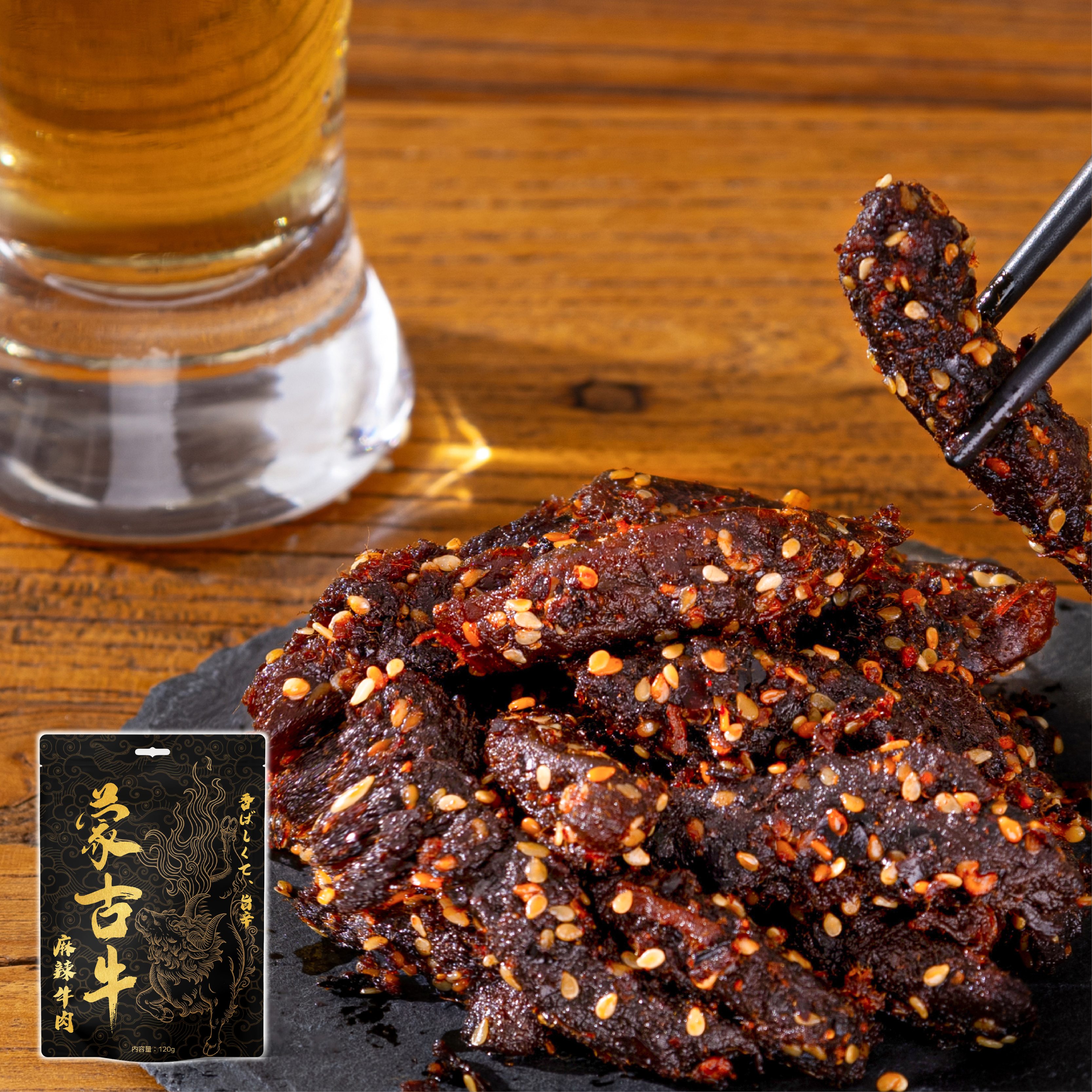 商品情報商品名LIVEEN 蒙古牛 麻辣ビーフジャーキー おつまみ 120g｜旨辛スパイス仕立て ジャーキー｜そのまま食べられる おつまみ・つまみ用｜ご飯のお供にも 酒の肴 常温保存内容量120g詳細【旨辛ビーフジャーキー】 唐辛子と花椒、白ごまを組み合わせたスパイス設計で、香ばしさと刺激が重なるビーフジャーキー。一口目からモンゴル風味の旨辛が広がります。【噛むほどに広がる肉の旨味】 引き締まった牛肉を使用し、噛むたびに旨味がにじみ出る食感。ジャーキーならではの噛み応えで、少量でも満足感があります。【そのまま食べられる便利なおつまみ】 加熱不要で開封後すぐ食べられるため、ビールやハイボールのお供に最適。自宅飲みはもちろん、つまみとしても手軽に楽しめます。【食事アレンジにも使いやすい】 ご飯や麺類、サラダのトッピングとしても相性が良く、日常の食事に取り入れやすいビーフジャーキーです。【持ち運びしやすい満足感ある容量】 120g入りで、外出先やアウトドア、職場でも楽しめるサイズ感。日常用からストック用まで幅広く活躍するおつまみです。LIVEEN 蒙古牛 麻辣ビーフジャーキー おつまみ 120g｜旨辛スパイス仕立て ジャーキー｜そのまま食べられる おつまみ・つまみ用｜ご飯のお供にも 酒の肴 常温保存 旨辛スパイスがクセになる！そのまま食べられる蒙古牛ビーフジャーキー、おつまみにもご飯のお供に 5