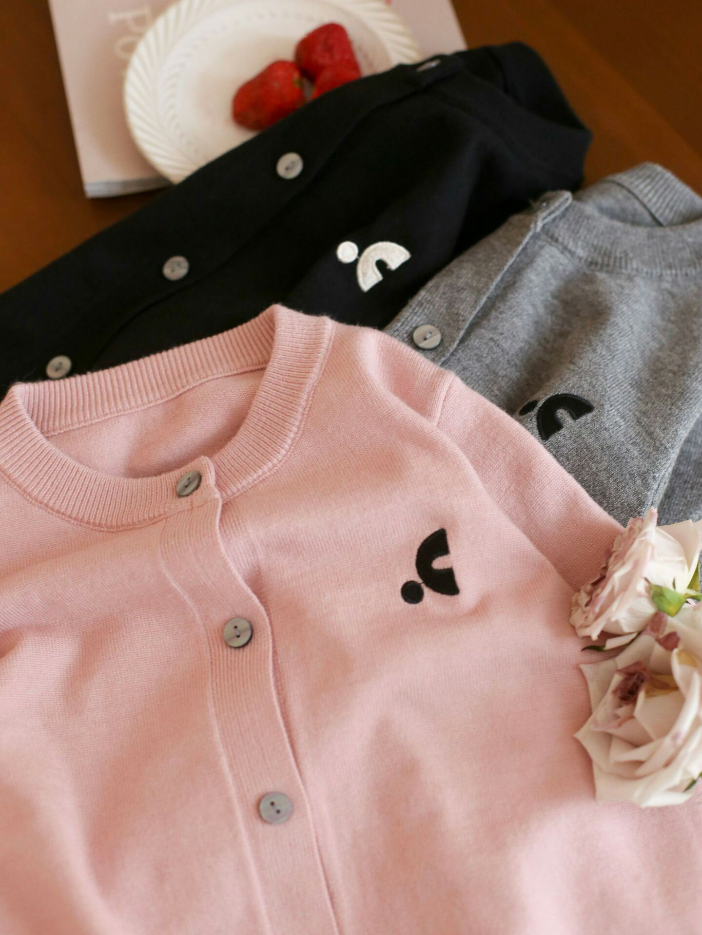 女の子 カーディガン 90～160cm ニット ガールズ 羽織り 春 秋 ベージュ ピンク グレー ブラック キッズ トップス 子供服 春物 秋物 長袖カーディガン 女児用 ベーシック カーディガン 通学 お出かけ おしゃれ かわいい コーデ 柔らかい ファッション 子供服 プレゼント