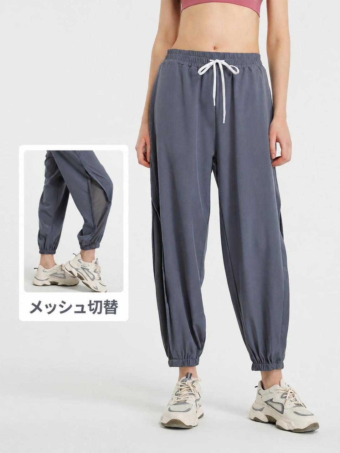 メッシュ切替ジョガーパンツ レディース 速乾 ハイウエスト スポーツ サイドにあしらわれたメッシュ切替デザインが、通気性とスタイリッシュなアクセントを両立するレディースジョガーパンツです。伸縮性に優れた4WAYストレッチ素材を使用しており、激しい動きにもスムーズに追従します。軽量かつ速乾性にも優れているため、ヨガやランニング、ジムトレーニングなど汗ばむシーンでも快適に過ごせます。ハイウエストとドローストリングでフィット感を自由に調整でき、裾のゴム絞りがすっきりとしたシルエットをキープします。 ■ 商品の特徴 サイドにメッシュ素材を配したカットアウトデザインで、通気性を高めるとともに視覚的なアクセントをプラスしました。 伸縮性に優れた4WAYストレッチ生地を採用し、体の動きにスムーズに追従するストレスフリーな着心地を実現しています。 ハイウエスト仕様に加え、調節可能なドローストリング付きで、ウエスト周りのフィット感を自由に調整できます。 裾はゴム絞りのジョガータイプで、運動中のずり上がりを防ぎ、足元をすっきりと見せます。 生地重量140g/m2の軽量設計で、吸湿速乾性にも優れ、汗ばむトレーニング中もさらっと快適です。 ポリエステルとポリウレタンの混紡素材で、耐久性と柔らかな肌触りを兼ね備えています。 ■ カラー ブラック | ブルーグレー | ピンク ■ サイズ S | M | L | XL ■ 仕様 カラーブラック、ブルーグレー、ピンク 重量約150g セット内容パンツ本体 対象女性 シーズン春、夏、秋 お手入れ手洗い推奨（水温30度以下） 素材ポリエステル90%、ポリウレタン10% サイズS、M、L、XL ■ おすすめシーン ヨガやピラティスなどのスタジオレッスンに。 朝のランニングやジョギングなどの有酸素運動に。 ジムでのマシン筋トレやフリーウェイトトレーニングに。 サイクリングやアウトドアアクティビティに。 ダンス練習や体を動かす習い事に。 休日のリラックスウェアやルームパンツとして。 ※サイズは平置き採寸のため、1〜2cm程度の誤差が生じる場合がございます。※モニター環境により、実物と色味が異なる場合がございます。※洗濯の際は手洗い（水温30度以下）を推奨します。洗濯機のご使用はお避けください。※漂白剤の使用はお避けください。※濃色と淡色は分けて洗い、裏返して洗うことをおすすめします。※長時間の浸け置きは変色の原因となりますのでお避けください。※アイロンは低温で当て布をしてご使用ください。