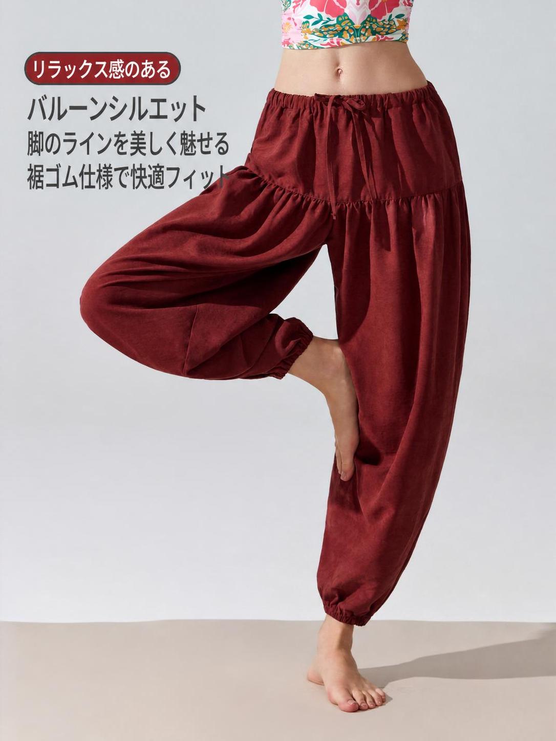 レディース ジョガーパンツ サルエル ヨガパンツ 裾ゴム ウエスト紐付 解放感あふれるサルエル風のシルエットが魅力のレディースジョガーパンツです。ウエストはゴムと紐で調節でき、お腹周りを締め付けずに快適な履き心地を実現しました。裾はゴム仕様で動きやすく、ヨガやジムなどのスポーツシーンから日常のカジュアルコーデまで幅広く活躍します。吸汗速乾性のあるさらりとした生地で、季節の変わり目にもぴったりです。 ■ 商品の特徴 サルエル風のゆったりとしたシルエットで、体型カバーとリラックス感を両立しました。 ウエストは伸縮性のあるゴムに加え、紐での調節が可能。お好みのフィット感に合わせられます。 裾はゴムで絞られたジョガータイプ。足元がすっきり見え、アクティブな動きもサポートします。 両サイドには実用的なポケットを配置。スマホや鍵などの小物を収納でき、外出時も便利です。 吸湿速乾機能を持つポリエステルナイロン混紡生地を採用。汗をかいても蒸れにくく快適です。 適度な厚みと微弾力のある素材は、肌触りが柔らかく、ストレッチが効いて動きやすいのが特徴です。 ■ カラー マスタード | ダークレッド | ホワイト | ブラウン | ネイビー ■ サイズ S | M | L ■ 仕様 素材ポリエステル92.3%、ナイロン7.7% サイズS、M、L カラーマスタード、ダークレッド、ホワイト、ブラウン、ネイビー 重量約200g 仕様ウエストゴム・調節紐付き、裾ゴム、サイドポケット 対象レディース シーズン春、秋 ■ おすすめシーン ヨガやストレッチなどのホームトレーニングに。 ジムやフィットネススタジオへの行き帰りに。 散歩やショッピングなどのカジュアルな外出着に。 お家でのリラックスタイムや部屋着として。 旅行時の移動着や機内でのリラックスウェアに。 ※サイズは平置き採寸のため1〜3cm程度の誤差が生じる場合がございます。※モニター環境により実物と色味が異なる場合がございます。※洗濯機を使用する場合はネットに入れてください。塩素系漂白剤は使用せず、タンブラー乾燥は避けて日陰干ししてください。