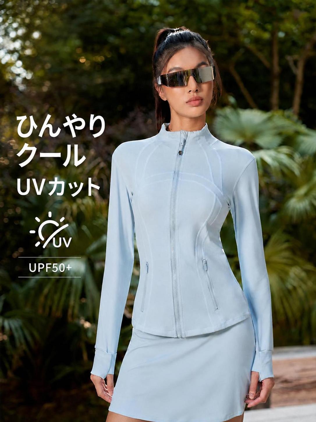 涼感UVカット ジップアップスポーツジャケット ヨガやフィットネス、ランニングに活躍するレディース長袖ジップアップジャケットです。ナイロン混の高ストレッチ素材が体にフィットし、涼感と通気性で動きやすい着心地を実現します。 UPF50+のUVカット機能で屋外の日差しも安心。サムホール付き袖口が袖のずり上がりを防ぎ、ジップポケットで小物も収納可能です。ヒップ丈のスリムシルエットは、スポーツシーンから通勤のレイヤードまで幅広く活躍します。 ■ 商品の特徴 ナイロン78％・ポリウレタン22％の高ストレッチ素材で、体にフィットしながら動きを妨げません。 涼感のある肌触りで、運動中も快適に着用できます。 UPF50+のUVカット機能で、屋外での日差しをしっかり遮ります。 通気性に優れた生地が、汗ばむシーンでも蒸れにくく快適です。 全開ジップアップ仕様で着脱がスムーズ。引き手にループが付き、操作しやすい設計です。 ジップ付きポケットで、鍵やカードなどの小物を収納できます。 サムホール付き袖口が手に固定され、運動中の袖のずり上がりを防ぎます。 ヒップ丈のスリムシルエットで、スポーツウェアとしてもアウターとしても活躍します。 ■ カラー オフホワイト | オーク | ベビーブルー | パープル | ローズブラウン | プラム | ブラック ■ サイズ S | M | L | XL | XXL ■ 仕様 サイズS / M / L / XL / XXL 重量約350g カラーオフホワイト、オーク、ベビーブルー、パープル、ローズブラウン、プラム、ブラック 着丈ヒップ丈（S：約58.3cm、M：約60cm、L：約61.7cm、XL：約63.4cm） 機能涼感、UPF50+ UVカット、通気性、ストレッチ 袖口サムホール付き 素材ナイロン78％、ポリウレタン22％ 対象レディース セット内容ジャケット本体1点 ■ おすすめシーン ランニングやジョギングのときに ヨガやピラティスの練習に ジムでのトレーニング時に サイクリングやハイキングのアウトドアに ダンスや球技などのスポーツシーンに 通勤・通学のレイヤードスタイルに 春・秋・冬のデイリーアウターとして ※サイズは平置き採寸のため1〜3cm程度の誤差がある場合がございます。※モニター環境により実物と色味が異なる場合がございます。※冷水で優しく手洗いし、長時間のつけ置きは避けてください。柔軟剤は使用せず、アイロンはかけないでください。他の衣類と分けて洗い、吊り干しで自然乾燥させてください。