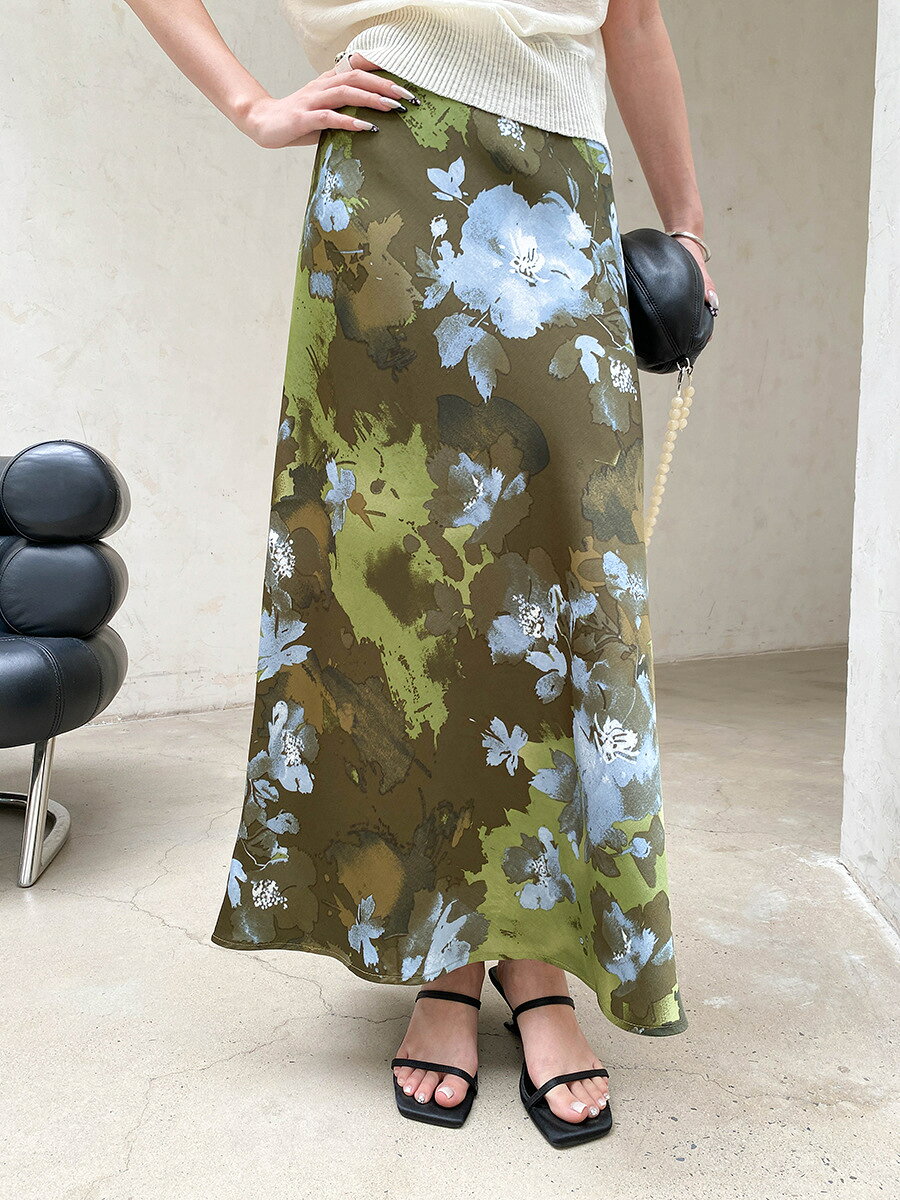 水墨風花柄サテンハイウエストロングスカート レディース 通勤やお出かけ、食事会など、きれいめにまとめたい大人の女性に向けたロングスカートです。サテン生地の上品な光沢と落ち感に、水墨風の花柄プリントを組み合わせ、シンプルなトップスにも表情を添えます。 ハイウエストのAラインと控えめなマーメイド裾が、歩くたびに自然な揺れを演出。ニットやシャツ、Tシャツ、短丈アウターとも合わせやすく、日常から食事会など少し改まった場まで活躍します。ノンストレッチ素材のため、腰囲とヒップの実寸をご確認ください。 ■ 商品の特徴 サテン生地がほどよい光沢と落ち感を生み、歩くたびに裾が自然に揺れます。 水墨風のプリントに小花柄を組み合わせ、柔らかな表情に仕上げています。 ハイウエスト設計で腰位置を高く見せ、縦長のロングラインをつくります。 Aラインのシルエットに控えめなマーメイド裾を組み合わせています。 ポリエステル素材はやわらかな肌あたりで、ほどよい厚みのある生地感です。 ノンストレッチ素材のため、着用時は腰囲とヒップの実寸に合わせたサイズ選びが必要です。 ニット、シャツ、シンプルなTシャツや短丈アウターに合わせやすいデザインです。 ■ カラー ダークグリーン ■ サイズ M | L | XL ■ 仕様 デザイン切り替え仕様を取り入れたロング丈。 伸縮性なし。 厚み中程度。 お手入れ中性洗剤を薄め、低温でやさしく手洗いしてください。 素材ポリエステル。商品情報内で95%以上と100%の表示差異があるため、詳細は実物のタグをご確認ください。 シルエットハイウエストのAラインをベースにした控えめなマーメイド裾。 生地感サテン調の光沢と落ち感があり、やわらかく肌あたりのよい質感です。 重量約180g。 柄水墨風プリント、小花柄。 ■ おすすめシーン 通勤やオフィスで、きれいめな装いに。 春夏の日常のお出かけに。 食事会など、少しきちんと感を添えたい日に。 ニット上衣と合わせた季節のレイヤードに。 シャツやシンプルなTシャツとの普段使いに。 短丈アウターと合わせた縦長シルエットの演出に。 ※ノンストレッチ素材のため、腰囲とヒップの実寸をご確認のうえお選びください。※平置き採寸のため1-3cm程度の誤差が生じる場合がございます。※中性洗剤を薄めて低温でやさしく手洗いし、洗濯機・乾燥機・漂白剤の使用、長時間のつけ置き、長時間の直射日光を避けてください。※濃色と淡色は分けて洗い、軽く水気を切って陰干しで平干ししてください。※モニター環境により実物と色味が異なる場合がございます。