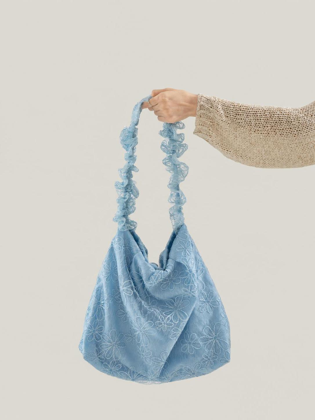 レディース刺繍レース大容量トートバッグ 刺繍とレースの繊細なディテールが、シンプルな装いに表情を添える横型トートバッグです。やわらかな布製ボディで軽やかに持ち運べ、手提げにも肩掛けにも対応。通勤や買い物、休日の外出など、毎日の荷物をまとめて持ち歩きたい女性におすすめです。 高さ約40cm、幅約38cm、厚さ約12cmの大きめサイズで、スマートフォンやイヤホン、口紅、クッションファンデーション、香水、鍵などを収納可能。マグネットボタンで開閉しやすく、内ポケットとファスナー付きポケットで小物を整理できます。 ■ 商品の特徴 刺繍とレースを組み合わせた装飾が、バッグ表面に繊細なアクセントを添えます。 表地と裏地にポリエステルを使用した布製バッグです。 横型のスクエアフォルムとやわらかなボディで、荷物を入れやすい形に仕上げています。 約175gの軽量設計で、日常の持ち歩きに便利です。 マグネットボタンで開閉でき、荷物の出し入れをスムーズに行えます。 内ポケットとファスナー付きポケットを備え、小物を分けて収納できます。 肩掛け部分は約33cmで、長さ調節はできません。 外側にポケットを設けない、シンプルで利​​用しやすいデザインです。 ■ カラー ブラック | オフホワイト | ブルー ■ 仕様 肩掛け部分長さ約33cm、調節不可 収納性折りたたみ対応 サイズ高さ約40cm、幅約38cm、厚さ約12cm 開閉マグネットボタン 本体の硬さやわらかめ 素材表地: ポリエステル、裏地: ポリエステル 重量約175g カラーブラック、オフホワイト、ブルー 内側収納メイン収納、内ポケット、ファスナー付きポケット 外側収納なし ■ おすすめシーン 通勤時のスマートフォンやコスメなどを整理して持ち歩くときに。 近所への買い物や日常の荷物をまとめたいときに。 休日のカジュアルな装いにバッグを合わせたいときに。 軽やかなバッグで外出したいときに。 手提げと肩掛けを使い分けて出かけたいときに。 ※サイズは手作業による採寸のため、約2〜3cmの誤差が生じる場合がございます。※モニター環境により実物と色味が異なる場合がございます。※水濡れや強い摩擦を避け、汚れは柔らかい布で軽く拭き取ってください。※直射日光と高温多湿を避け、形を整えて保管してください。※洗濯やアイロンは素材の取扱表示をご確認ください。