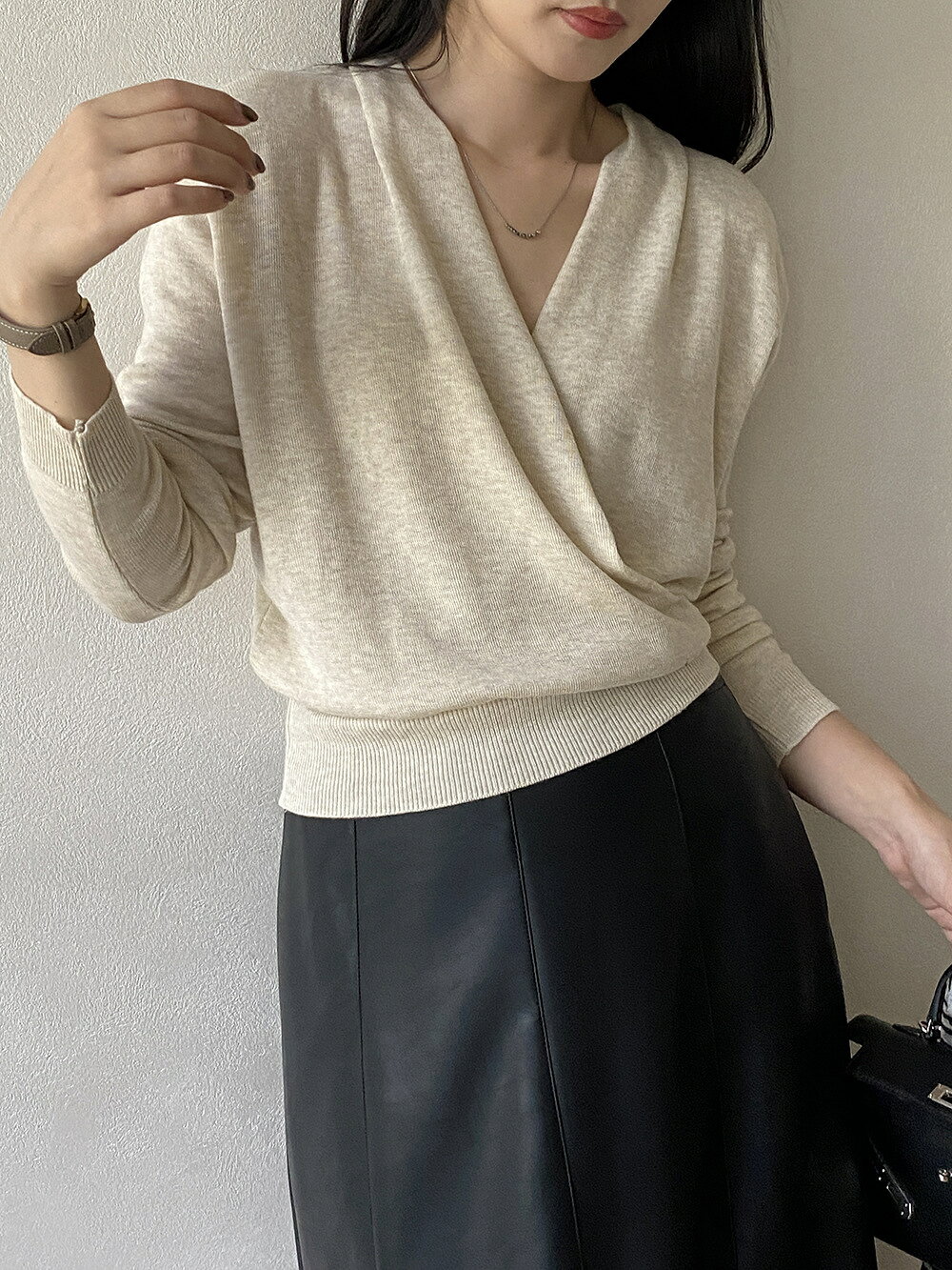 秋冬 ウール混 交差Vネック レディースニット 交差Vネックの切り替えデザインが目を引く、無地のレディース長袖ニットです。細身のシルエットで上半身をすっきり見せやすく、通勤から休日の外出、リラックスタイムまで幅広く活躍します。 羊毛10%を含む混紡ニットは、柔らかな風合いとほどよいあたたかさを備え、中程度の伸縮性で動きやすい着心地。程よい厚みで、一枚で着るのはもちろん、ジャケットやコートの重ね着にも使いやすいトップスです。 ■ 商品の特徴 交差Vネックに切り替えディテールを加え、首元に立体感を添えます。 羊毛10%を含む混紡ニットで、柔らかな風合いとほどよいあたたかさを備えています。 中程度の伸縮性があり、動きに合わせてフィットしやすい着心地です。 細身のシルエットと通常丈で、ボトムスに合わせやすいバランスです。 程よい厚みで、季節の変わり目や重ね着に使いやすい仕様です。 無地のシンプルなデザインで、スカートにもパンツにも合わせやすい一枚です。 長袖のプルオーバータイプで、さっと着用できます。 ■ カラー ベージュ | キャメル | チャコール ■ サイズ フリーサイズ ■ 仕様 セット内容長袖ニット1枚 サイズフリーサイズ。肩幅38cm、袖丈60cm、バスト84cm、裾周り62cm、着丈53cm。 重量約290g カラーベージュ、キャメル、チャコール 伸縮性中程度の伸縮性あり 厚み程よい厚み 仕様プルオーバー、交差Vネック、無地、細身シルエット、通常丈、長袖 素材羊毛10%、ポリエステル50%、アクリル20%、ナイロン20%の混紡ニット お手入れ手洗い推奨。強くこすったり引っ張ったりせず、形を整えて平干ししてください。 ■ おすすめシーン 通勤のきれいめコーデに。 休日の外出や街歩きに。 スカートやパンツを合わせた日常コーデに。 ジャケットやコートのインナーとして重ね着するときに。 自宅で過ごすリラックスタイムに。 ※採寸方法により1-3cm程度の誤差が生じる場合がございます。※モニター環境により実物と色味が異なる場合がございます。※ニット素材のため、強くこすったり引っ張ったりせず、手洗い後は形を整えて平干ししてください。