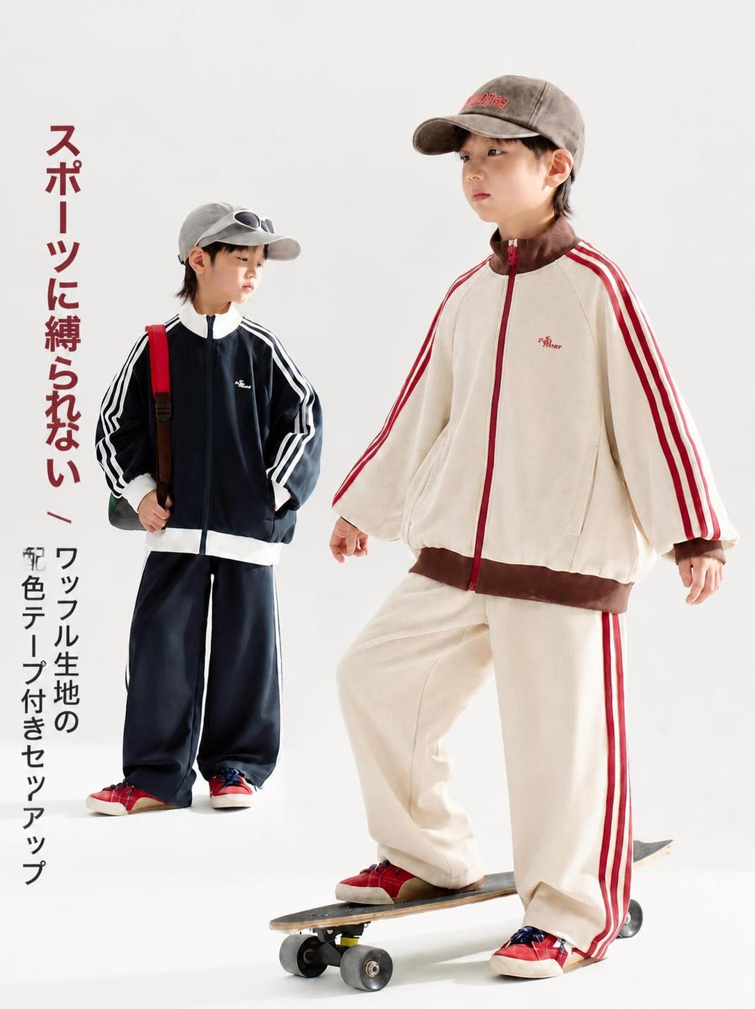 男の子 ワッフルジャージ上下 2点セット 春秋 春秋の通学や遊び、軽い運動に使いやすい、男の子向けの長袖ジャージ上下セットです。立ち襟のジップアップジャケットとロングパンツを組み合わせ、上下をそろえるだけで動きやすいカジュアルコーデが完成します。 立体感のあるワッフル生地に、配色テープやリブ、刺繍をプラス。ポリエステルにポリウレタンを混紡したストレッチ素材で、日常の動きに寄り添いながら、すっきり見えるスポーツスタイルを楽しめます。 ■ 商品の特徴 立体的な格子状の表面を持つワッフル生地が、柔らかな触感を提供します。 ポリエステル96%・ポリウレタン4%の混紡素材で、適度なストレッチ性があります。 ジャケットは立ち襟と前開きファスナーを備え、首元をすっきり包みます。 上下に配色テープをあしらい、シンプルな無地ベースにアクセントを添えています。 袖口や裾などに配色リブを取り入れ、フィット感を高めています。 上衣に立体感のある刺繍を施し、スポーティーなポイントにしています。 長袖トップスとロングパンツを組み合わせた2点セットです。 ■ カラー オートミール | ネイビー | ブルー ■ 適応身長 110cm | 120cm | 130cm | 140cm | 150cm | 160cm | 170cm | 175cm ■ 仕様 素材ポリエステル96%、ポリウレタン4% デザイン立ち襟、前開きファスナー、配色テープ、配色リブ、刺繍 対象男の子向けキッズ・ジュニア 重量約560g 季節春、秋 お手入れ商品内側の洗濯表示に従ってください。 生地ワッフル生地 セット内容長袖ジップアップトップス1枚、ロングパンツ1枚 セット数2点 適応身長サイズ選択欄をご確認ください。 ■ おすすめシーン 春先の通学や外出に。 秋口の通学や外出に。 公園遊びなどのカジュアルな日常シーンに。 軽い運動やスポーツ活動に。 上下をそろえたコーディネートで出かけたいときに。 ※平置き採寸のため1-3cm程度の誤差が生じる場合がございます。※モニター環境により実物と色味が異なる場合がございます。※洗濯の際は商品内側の洗濯表示に従い、ファスナーを閉じて刺繍部分の摩擦や引っ掛けにご注意ください。※形を整えて陰干ししてください。