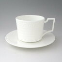 ウェッジウッド　インタグリオ　ティーカップ＆ソーサー　Wedgwood　イギリス　洋食器　ブランド 英国王室御用達ブランド／引出物や内祝などギフトとしても最適です ［ Intaglio：インタグリオ ］「インタグリオ」とは凹凸の凹を意味し、その名の通り幾何学のエンボスモチーフが乳白色の美しいボーンチャイナに施されています。真っ白のキャンバスにも例えれる「インタグリオ」は、スタイリッシュで洗練されたデザインでウェッジウッドのなかで最初に揃えるテーブルウェアシリーズとしてもオススメです。また、シンプルで美しくブライダルギフトやお祝いにも最適です。■電子レンジ・食洗機でもお使いいただけますWEDGWOOD／ウェッジウッドイギリス近世陶工の父ジョサイア・ウェッジウッドが「女王陶器」クィーンズ・ウェアと呼ばれるクリーム色の陶器を作り上げたときにウェッジウッドの歴史がはじまります。 この発明が特権階級文化を中産階級に広めるきっかけとなって民窯としてウェッジウッドの地位が確立されました。 6