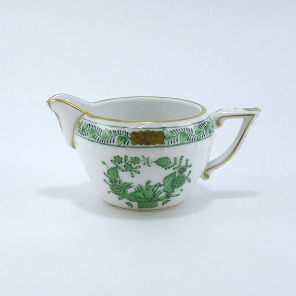 ヘレンド　インドの華グリーン　クリーマー　FV-0649-0-00　洋食器　ハンガリー　ハンドペイント 幅広い世代に絶大な人気があり、ギフトにもご自宅使いにも最適 ［ インドの華：Fleurs Des Indes ］「インドの華」は東インド会社が日本の柿右衛門を運んでいたことに由来しています。1867年のパリ博で発表された「インドの華」は「柿右衛門写し」とも呼ばれました。このパターンはフランス皇后「ユージェニー」が気に入りすぐに注文をしたと言われています。その注文されたディナーセットは、ヘレンドの故郷でもあるオーストリア・ハンガリー帝国の「フランツ・ヨゼフ」皇帝を歓迎するディナーのテーブルを飾ったそうです。ヘレンドのなかでも日本古来のジャポネスク文様は意外に少なく、ブランドを代表するパターンとなっています。グリーンが有名ですがカラーバリエーションも豊富で新色の開発が積極的です。HEREND／ヘレンド創設当初はアウガルテン(当時のロイヤルウィーン)の次のセカンドポジション的な存在でしかありませんでしたが、1851年のロンドン万博への出品で一躍有名になります。そのときにビクトリア女王の目に留まり買い上げられた食器一式がヘレンドだったからです。他の名窯よりかなり後発でしたが各万博ごとに名声が高まり、王侯貴族とのつながりを深めることで人気と地位は不動のものとなっていきます。約600名のペインターと独自のマスターペインター制度による手描きへのこだわりは今も一切の妥協なく受け継がれています。手描きブランドでありながら商品開発は今も積極的でエントリーモデルから芸術性の高いアイテムまでそのラインアップはマイセンに次ぐ豊富さを誇り、ヘレンドファンを飽きさせることはありません。※ヘレンドの商品は一つ一つ一流のペインターの手描きによって描かれています。その為一点一点の絵の位置や色彩、形、大きさや花の位置等々が異なります。一流のペインターの個性をご堪能下さいませ。 6