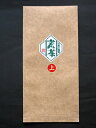 煎茶（荒茶）上 特徴 静岡県産1番茶荒茶を厳選しました。 名称 煎茶（荒茶）上 原材料名 茶（静岡県産） 新茶切替 時期 毎年5月下旬 内容量 100g 賞味期限 出荷より1年（未開封） 包装 低酸素パック（窒素充填） ギフト包装 無し（ギフト包装は有料にて対応） 使用方法 お湯の場合は急須等を使用し て淹れてください。 水出しの場合は1リットルに10gを基準とし3時間程度浸出させてください。 お好みにより茶葉の量は調整してください。 ご注意 開封後は冷蔵庫（冷凍庫）で 保管し，出来るだけ早く使用してください。 また，移り香にご注意ください。 お支払方法・お届け方法 詳しくはこちら &nbsp;お試しに1本いかがですか ［荒茶　上］ 荒茶？？とお思いの皆様に ぜひお試しいただきたい！ これが静岡茶の原点のお味です。 一度味わうとやみ付きになる まろやかで こくのあるお味です このような荒茶製造ラインで 4月〜5月にかけての 新茶時期に製造された ［荒茶］を 厳選吟味しました。 この写真ような［荒茶　上］では 茎の部分や，粉の部分が 残った状態が判ります。 ［荒茶　上］素朴な原点のお味です。 写真ように［荒茶　上］では 水色も満足な濃緑色です お味も芯のしっかりとしたものです。 ［荒茶　上］は ［まろやか］で［こく］のあるお味です。 送料は1本でも 日本全国で送 料無料！です。 &nbsp;お届け方法・お支払い方法 詳しくはこちら 1Kg セットはたいへんお買い得 詳しくはこちら