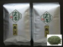 名称 煎茶（荒茶）極上（500gX2)　1Kgセット 特徴 当店の煎茶用原料茶を特別に選別しました。荒茶のまろやかな風味をお楽しみいただけます。 原材料名 茶（静岡県産） 内容量 1Kg（500gX2） 賞味期限 出荷より1年（未開封） 新茶切替時期 毎年5月中旬 包装 低酸素パック（窒素充填） ギフト包装 無し（有料にてギフト包装対応） 使用方法 お湯の場合は急須等を使用して淹れてください。 水出しの場合は1リットルに10gを基準とし3時間程度浸出させてください。 お好みにより茶葉の量は調整してください。 ご注意 開封後は冷蔵庫（冷凍庫）で保管し，出来るだけ早く使用してください。 また，移り香にご注意ください。 荒茶って何？ ■荒茶とは煎茶に加工する前の原料の呼び名です。通常は大海（だいかい）と呼ばれるクラフト紙の大きな袋に入って納入されます。基本的には1本に30Kg入っています。 茶農家でこのように詰めて来る訳です。この状態の原料茶（荒茶）を当店のような製茶問屋が茶市場などで仕入れて煎茶に加工します。 煎茶（荒茶）極上 ■静岡県産100％の高級一番茶の煎茶原料（荒茶）です。 ■荒茶は飲んでコクがあり，煎茶に仕上る前の自然な風味が特徴的です。農家の自家用などで飲まれている物です。 ■いままでの煎茶とは一味違ってなんとも言えない田舎風味をお試しください。 ■静岡県内でも有数の茶産地で生産された茶葉を厳選使用しています。 ■毎年4月〜5月の新茶を使用しています。5月に新茶に切り替えをします。 ほんやま茶 ■ほんやま茶（本山茶）は旧静岡市（旧清水市と合併前）の北部一帯の山深い地域で生産される歴史・伝統の茶産地です。 茶の歴史とほんやま茶は切っても切れない関係なのです。 ほんやま茶は山のお茶ですから主に浅蒸し〜中蒸し茶を主体とした針状の外観を有する茶葉となります。 茶の香気は山の薫りにて強く，また，滋味は芯のあるはっきりとした味わいです。 水色は黄金色が通常。静岡県が誇る茶産地。 初倉茶 ■初倉茶は静岡県島田市の大井川沿いの丘陵地帯旧初倉村で生産された茶葉です。 この産地は比較的最近実力をつけた産地といえます。 全国茶品評会で最高位の農林水産大臣賞を受賞するなど県内でも屈指の茶産地となりました。 中蒸し〜深蒸しの茶が多く，水色は真緑色，香気も品格のある薫り，滋味は深く，正に現代の茶を代表する銘茶産地といえます。 坂部茶 ■坂部茶は静岡県牧之原市産（旧榛原郡榛原町）の茶葉です。 静岡空港はこの茶園を多く造成して作られました。 初倉地区とは空港を隔てて隣同士の地区になります。 この地域も初倉茶と同様に農林水産大臣賞受賞地域で，最近になって良質な茶を生産する地域になったと言えます。 やはり現代の茶らしく中蒸し〜深蒸し茶の生産が多く，水色は真緑色，香気は特に品格のある薫り，滋味も実に深く，県内でも飲んで美味しいお茶の筆頭と言えます。 これらの優良産地の 茶葉を厳選しました。 ■味，香り，水色のすべてに素晴らしい品質をご堪能できます。驚きの問屋直販価格です。 ■この機会に当店の静岡産荒茶をご賞味ください。 ■500gアルミ袋入り低酸素パックでお届けします。 ■500gx2＝1Kgとなります。 ■包装，のしは付属しておりません。 ■ギフト包装はできません&nbsp;煎茶（荒茶）極上 &nbsp;500gアルミ袋入X2パック　合計1Kgです。 煎茶（荒茶）極上100g入商品\1,500（税別） を10個購入すると 合計\15,000（税別）となりますが 500gx2とすることで 特価販売です 更に送料も無料にさせて頂きます。 他の商品同梱でも送料は無料です。