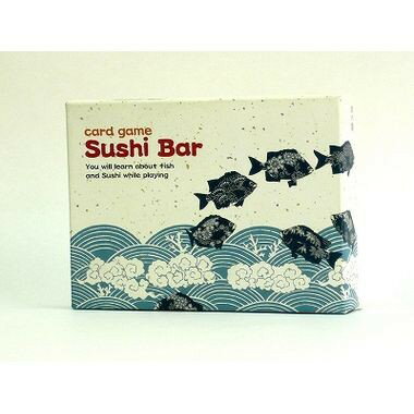 魚魚（とと）合わせの英語版「card game Sushi Bar」。2枚の札に分かれた魚偏の漢字と魚の切り絵を完成させて遊びます。海外の方にも親しみのある寿司ネタになる魚介類29種が入った絵あわせです。お寿司にされてしまうとわからない、寿司ネタたちの元の姿を知ることができます。左の札の隅にはお寿司になったときの姿が、右の札の隅には英語による魚の解説が書かれています。魚の札の他に、醤油、お酒、お茶のラッキーカードなども入っていて、ゲームの楽しさとお寿司屋気分を盛り立てます。日本語と英語による解説書も付いており、海外出張やホームステイ先へのちょっとしたお土産にと大好評。もちろん、英語の勉強を楽しくしてくれるお助けグッズとしても大活躍。英語を読まずに絵だけで遊ぶこともできます。ユーモアあふれる美しいじゃばら絵葉書のおまけ付き。【付属品】札62枚、絵葉書、解説書型番：T-003年齢：6才から重量：310gブランド：奥野かるた店 産地：日本区分：おもちゃ広告文責:創創株式会社　TEL:0368769219