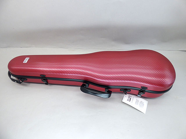 GEWA Violin Case "PURE"シェイプ型 「縦持ち対応品(トップハンドル・底ゴム付)」 カラー：レッド、ブラック、グレイ、ホワイト ポリカーボネイト製 重さ：約1.8kg 付属品：ブランケット、アクセサリーポケット、ネオプレーンストラップ2本。 * カラー：ホワイトの色合いは 、「オブロング型」 をご参照ください。