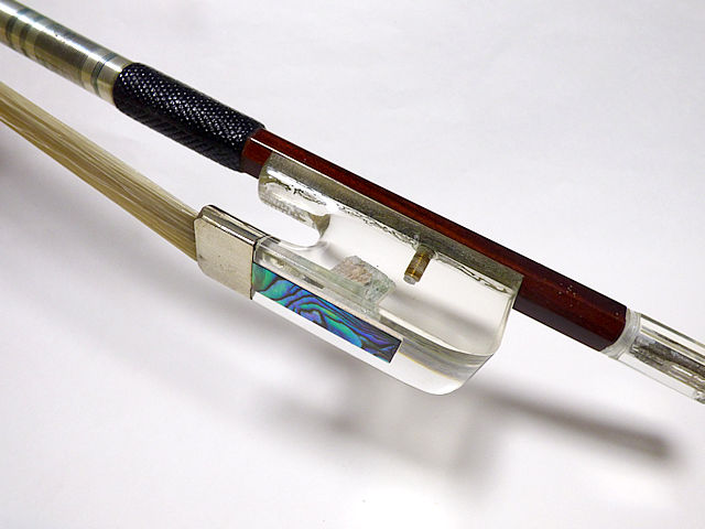 コストパーフォーマンス抜群のフレンチバス弓 . 中国トップクラスの弓専門工房製。 ステイツク 上質ブラジルウッド材 フロッグ 樹脂製 / アバロニスライド 毛 モンゴル産天然白馬毛 ラッピング ブラックライン仕様 長さ / 重さ 約 70cm / 約 134g