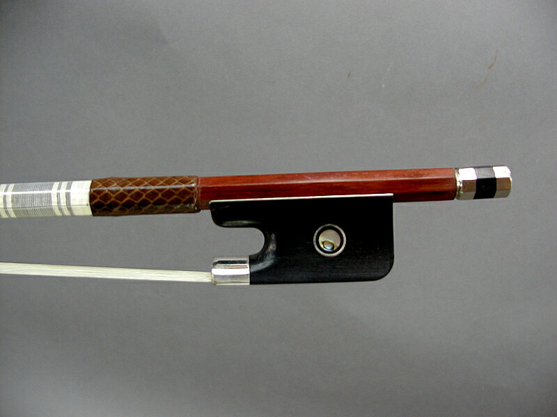 Quality Cello Bow 1/8 細部にこだわって製作されたハイクオリテイーチェロ弓。バランスの良くしっかりとした造りです。 サムグリ ップには耐久性にすぐれた天然トカゲ皮を使用。 エボニーフロッグ にアバ ロニスライド。天然 白馬毛。 *トカゲ皮とアバロニスライドの模様は各弓の固体差 　により写真とは異なりますので、ご了承ください。