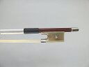 精選 水牛　バイオリン弓　　g Brazilwood　Horn　Violin　Bow　 水牛フロッグ　バイオリン　弓 スティック 　　上質ブラジルウッド材 型 　　角型 フロッグ 　　水牛角　 メタル部 　　ニッケル グリップ 　　羊皮 スライド 　 アバロニ 毛 　　モンゴル産天然白馬毛 2つと同じ模様のない天然の牛角のフロッグは 使い込む程に味わいが増してきます。スティック も上質フェルナンブコ材を使用しており、毛替え により永く使い続けられます。アバロニ スライド にダブルアイ、メタル部はフルマウントニッケル。