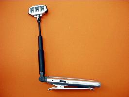 3個のLEDで広範囲を照射。 3段階伸縮アーム。 重さ：100g(電池含) LED式で電球式に比べ電池の消費が少ない クリップ式譜面台ライト。 単四乾電池3本付属。 専用ソフトケース付 読書灯にも！！ Made in China