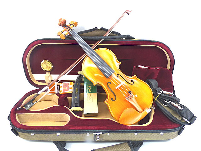 Luthier 　Guaruneri Model　Violin 1/4　Special Set バイオリン工房制作　アルコールニス　仕上げ おしゃれな　ボックスウッド　フィツテイング 鳴りの良い　ガルネリモデル　バイオりン Luthier Violin　Set 1/4 Guaruneri 　Model　Violin Alchol Varnish　/　Boxwood Fittings Viokin Model Guaruneri Fitting Material FittingBoxwood Front Spruce Back Flamed　Maple Varnish Alchol　Varnish Chinrest　/　あご宛 Guaruneri　 Model Pegs　/　糸巻き Heart Model with　black pin and ring　 Tailpiece　/　テ-ルピース Boxwood Hill Model　 Bracket　/　ブラケット Regular　Chromel Bracket Accesaries　/　付属品 ケース / ハ−フム−ン　 Quality Violin Bow　/　弓専門工房製　 Shoulder rest　/　Fom Rozin　/　松脂 　このバイオリンは欧米向けの高級ホワイトバイオリンを制作している北京のバイオリン工房に依頼制作されました。手間と時間のかかった工場のセットものとは異なり使い続けるにつれて大きな差がでてくる本格的な造りです。本格的なバイオリン工房ではなかなか制作されない分数用です。ニスは本格的なアルコールニスを使用しておりますので、保管には高温をさけるなど注意が必要です。、ニスの色は工房での手塗りにより、あえてそれぞれ違えてあります。分数ではほとんどのバイオリンが、ストラッドモデルですが、このバイオリンは良く鳴りの力強さば特徴といわれるガルネリモデルのバイオリンです。
