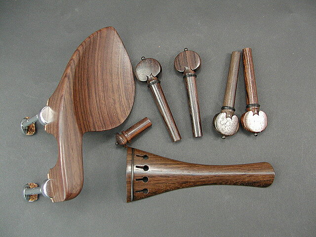 精選ヴィオラ　フィツティング 　セット Viola Fitting Set Rosewood Black Hill Braket 極上の材質を使用したヴィオラの フィッテイングセット。 Viola Fitting Set Material 　 Selected　Rosewood Chinrest 　 Guaruneri　 Model Bracket 　Hill Chrome Braket Tailpiece 　French Hollowl Model Pegs ...Heart Model