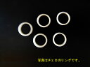 補修用ペグパ-ツ ペグリング　ホワイト　5個セット ビオラ　用 Peg Ring　For　Viola *購入品でそのままご使用になれる場合は少ないと思いますので、あらかじめ ご了解ください。 ペグリング　ホワイト 取付について ペグのシャフトの太さは多くの場合微妙に異なり、ジャストフィットしない場合が多いと思われます。 リングに切れ目をいれて太さの若干の調整は可能ですが、このリングはプラスチック製ですので、割れやすく作業には注意と工夫が必要です。 通常、リングがやや緩めの場合が多いようですが、この場合に、 瞬間接着剤 等をご使用の場合には、リングの輪全体ではなく、ペグに部分的に 寄せて 接着するようにして下さい。反対側は隙間が出来るような感じになります が、気になる方や、強度的に必要な場合は他の接着剤で埋めるとよいでしょう。