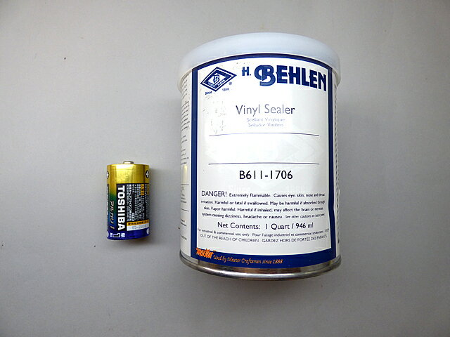 Behlen　Vinyl Sealer 使用前に良くかき混ぜて下さい。 木材などにご使用の際にはには、150グリットレベル にまで表面を スムーズに磨きゴミのない状態 にします。 均一にvinyl sealer を塗布します。 最低一時間は乾燥が必要です。表面を再度 320grit 程度まで磨きをかけ、表面のゴミなどを 除ききれいに します。 生木の場合には2度塗りが 必要な場合があ るかもしれません。 後はお好みのラッカー処理になります。 容量：　946ml 注意：非常に発火性が強く、人体に有害ですので、 　　　使用に際してはくれぐれもご注意下さい。 ＊これらの商品は直輸入品で、輸送過程で容器(缶)に 　 へこみが見受けられる場合が御座います。