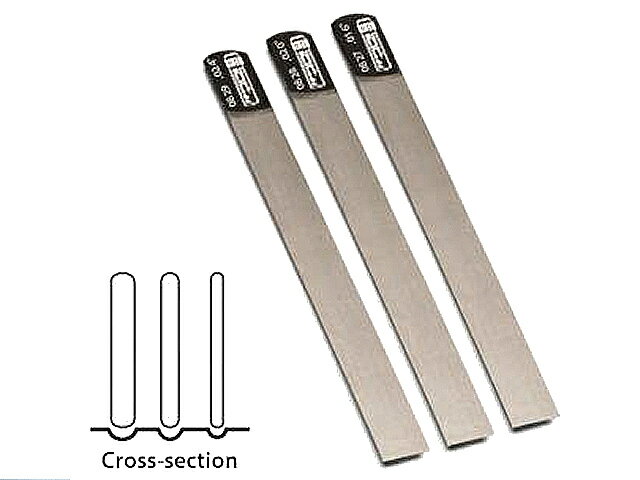 ナット(上駒)の弦溝を加工するためのヤスリ。 Gauged String Nut Slotting Files! Made in USA 希望するストリングノッチを正確に刻むための専用やすりで、 側面に「ヤスリ目」が施されています。 ＊使用例、2枚目写真参照 全長は約15cmあり、0.4mmから1.4mm幅までご用意しました。 サイズ仕様 　0.016インチ　：　0.4ミリ 　0.024インチ　：　0.6ミリ 　0.032インチ　：　0.8ミリ 　0.042インチ　：　1.1ミリ 　0.050インチ　：　1.3ミリ 　0.056インチ　：　1.4ミリ Made in　USA