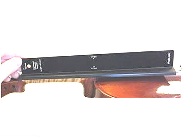 ＊本品は、透明のアクリル材の裏側に「黒地/逆文字抜き」で印刷されており、 表側が保護紙で覆われているため、裏側から撮影した写真を掲載しております。 Viola Fingerboard Scoop Template 4/4 Acrylic Gauge Acrylic template has a treble and a bass edge to guide you to a perfect viola fingerboardscoop. (305mm)