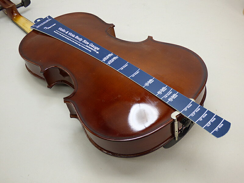 Violin & Viola Body Size Gauge バイオリンとビオラのサイズを瞬時に判定 1/32バイオリンから17インチビオラまで This tool enables anyone to quickly determine the size of a Violin or Viola in a matter of seconds. Especially useful for instruments that are not labeled. One side grabs the upper edge of the body and you read what your size is accurately. Made of durable flexible non-scratching plastic.