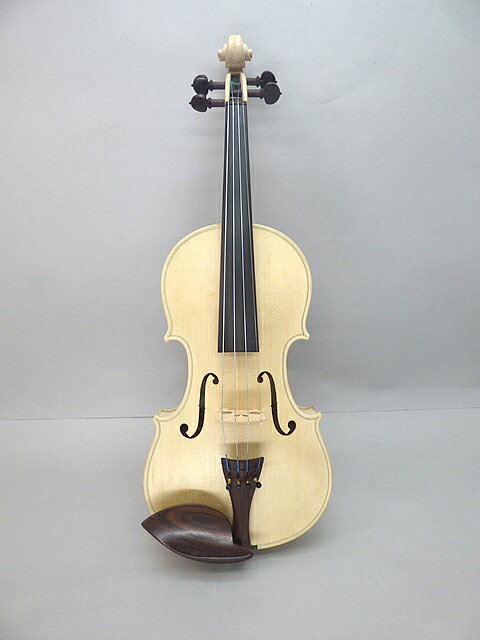 White Violin　 One piece Flamed Maple Back Morawetz Rosewood Model インド産エボニー製アジャスター一体テールピース バイオリン単体の販売 White Violin Morawetz Rosewood Model One piece Flamed Maple Back Top Selected Spruce Pegs Selected HIghly flamed maple Tailpiece Ebony Adjuster Buit-in　tailpiece / made in India Chinrest Ebony Morawetz Mode1 Bracket Chrome Hill Model / made in India このシリーズのバイオリンは、北京のバイオリン工房の経験豊かな熟練職人によって 、時間を惜しみなく投入し、音質重視で、全工程一人の職人によって完全責任製作された究極の工房製ヴィオラです。 この工房は通常、Unvernished(ニスの塗らない半完成品）の状態でヨーロッパの大手ブランドに輸出しており、通常完成品の販売はしておりません。等商品も材料、仕上がり、共にヨーロッパ工房ヴィオラに劣らぬ高いレベルの仕上がりです。 使い込む程に、時の流れとともにますます味合と輝きのます上質のバイオリンをこの機会にどうぞ。