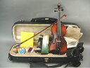 DLX　Violin　 Set 1/10 　バイオリンセット　Strad Model 1/10 　DLX Model　バイオリン 表板 スプルース 裏板 厳選された虎杢　メイプル　　単版削り出し ペグ・指板 エボニー あご当て エボニー テールピース エボニー　ダブルパリジアン　フレンチホロー 弓 ブラジルウッド棹・エボニーフロッグ　ダブルパリジアンアイ・フルマウントメタル・レザーグリップ・フェイクホエールラッピング・アバロニスライド・天然白馬毛 付属品 肩当　FOM 松脂 クリーニングクロス 弓工房製上級ブラジルウッド弓 ピッチパイプ 実用的な　ライトオブロングケース 厳選されたメープル材を使用した、音質重視の手造り10分の1サイズバイオリン。弓工房製の上質ブラジルウッド弓がセットされていますので、本格的な練習にも十分対応できます。ケースは収納抜群で軽くて使い安いオブロングケースが付属します。ストラップも2本ついており、リュック背負いが可能です。専門の技術者が調整後、全弦にアジャスターを装着し発送いたします。