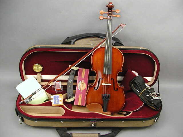 　Advanced Violin Set 1/2 Complete Violiln Set 上級グレードのハイコスパモデル 　Advanced Violin High Grade Complete Set Chinrest Guaruneri　 Model Pegs French Model Tailpiece Adjuster Built-in Alloy tailpiece Bracket Chrome Regularl Model Case Wine-red Halfmoon violin case 　　付属品 ハーフムーンケース（新品) 肩当 FOM Quality violin bow(新品） 松脂　（新品) ピッチパイブ　（新品) クリーニングクロス(新品) *付属品は在庫状況により掲載写真と仕様が異なる場合が御座います。