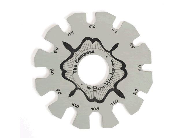 Bow Compass Gauge A fast and easy way to measure the width, height and angle of a violin/cello/ bass bow's octagon and the alignment of the facets with the bow head. Gauge from 5,5-11,0 mm, Increasing in 0,5 mm steps / 直径約95mm　98g by Bowmaker Steve Beckley 　