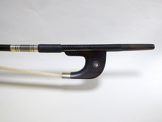 バランスの良い高品質カーボン材のハイクオリティー弓 上質網目カーボン材にダブルアイ、エボニーフロッグ、 アバロニスライド。 天然白馬毛。 *フロッグスライドのアバロニの模様は固体により異なります。 長さ：約76cm