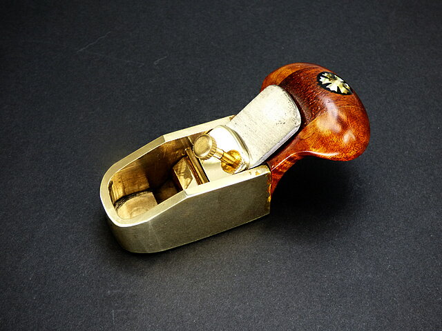 【Handy Mini Plane】　 Round　Bottom　 Brass　Made 丸底　真鍮製 　刃幅18mm 大きさが手ごろで使い安いの汎用性の高い、 ミニ　カンナ。手のひら に程よく収まって、小さい ものから、やや大きめのものまで、幅ひろく 使用 できるので便利なカンナです。