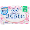 生理中の敏感肌にやさしい！ 交換まで、「すっぴん」のような肌サラサラつづく。 ●長時間サラサラつづく吸収力。 すっぴん肌シート搭載で、表面の経血のこりを35％カット！べたつきを抑え、肌サラサラ。 ※かたまりを含む極端に粘度の高い経血は吸収できません。 ●ふんわりやさしい肌ざわり。 低刺激ふんわり立体ギャザー搭載。 肌にあたる力を約1／10にカット(ユニ・チャーム社従来品比)！やさしい肌あたり。 ●裏面は、ナチュラルフラワーデザイン。 憂うつな生理の日も、ちょっとHappyに。 個装サイズ：175X110X90mm 個装重量：約166g 内容量：26個入 製造国：日本 ケースサイズ：37.5X37.5X28cm ケース重量：約3.4kg 【医薬部外品】 生理用ナプキン 販売名：ソフィF6n 【仕様】 用途：多い昼～ふつうの日用 羽：あり タイプ：ふんわりタイプ サイズ：21cm 【構成材料】 表面材：ポリエステル、ポリエチレン 色調：ピンク、白 【使用方法】 ・生理時に適宜取り替えてご使用ください。 【使用上の注意】 ・お肌に合わないときは医師に相談してください。 ・使用後のナプキンは個別ラップに包んで専用箱に捨ててください。 ・トイレに流さないでください。 ★保管上の注意 ・開封後はほこりや虫などの異物が入らないよう、衛生的に保管してください。 【ケース入数：18】【発売元：ユニ・チャーム株式会社】 ※予告なく成分・パッケージ等が変更になることがございます。予めご了承ください。 【広告文責：株式会社金太郎】 TEL：027-225-7575　