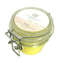 ■Organic Detox Body Scrub (デトックスボディスクラブ） 〜スクラブなのに、お肌がしっとり潤う〜 高品質の天然ハーブの相乗効果で肌の古い角質を優しく除去するだけでなく、肌にしっとりとした潤いを与えます。その為、お肌が弱い方や、乾燥肌の方にもお勧めです。また、塗布してマッサージする事で、皮膚温度が上がり、デトックス効果があります。 デトックス効果を高めたい場合は、塗布し、そのまま入浴すると、発汗作用が高まります。 スクラブには珍しく、シア脂やアボカドオイル・ひまわり種子などのキャリアオイルをブレンドしてある為、お肌に潤いを与え、しっとりとします。 香りは柑橘系に柔らかさを加えた、温かみのある香りです。 ●こんな方にお勧め ・肌がざらざらする ・乾燥肌 ・肌色が悪い ・汗をかきづらい ・冷え性 ・デトックスしたい ■イギリスのトップクラスのメディカルアロマセラピー「Aromatherapy Company」 英国アロマセラピーカンパニーは、メディカルアロマセラピストであるルイーズ・カーターにより2010年に設立されたイギリスの本格オーガニックアロマセラピーブランドです。 最新のアロマセラピー化学、身体や精神的な作用、肌に良い成分を追求し、研究分析をしながら、エッセンシャルオイル、オーガニックスキンケアを200種類以上開発してきました。 世界のホテルやスパで提供されているスパトリートメントの教育を行うIFPA認定スクールを開設し、世界中で愛されているブランドです。 ■世界有数の厳しいオーガニック認証と品質の徹底したこだわり オーガニック機関の中でも、世界有数の厳しい機関をクリアしていて、原材料も高品質で安全なものから製造するまで、徹底的なこだわりがあります。商品は全て、Soil Associationの基準を満たしオーガニック認証成分を使用します。その為、大量生産ができません。 動物実験はもちろん、化学物質や、パラベン、鉱物油、ラウリル硫酸ナトリウム、遺伝子組換植物、合成香料を一切使用しません。オーガニックエッセンシャルオイルに混合物、希釈、合成成分がないかサポートするAromatherapy Trade Council にも登録しています。 ■原材料 塩湖水塩・硫酸マグネシウム・塩化Na・ヒマワリ種子油・アボカド油・シア脂・ミツロウ・ライム・ウイキョウ・グレープフルーツ果皮油・マンダリンオレンジ果皮油 ■内容量 270g ■生産国 イギリス