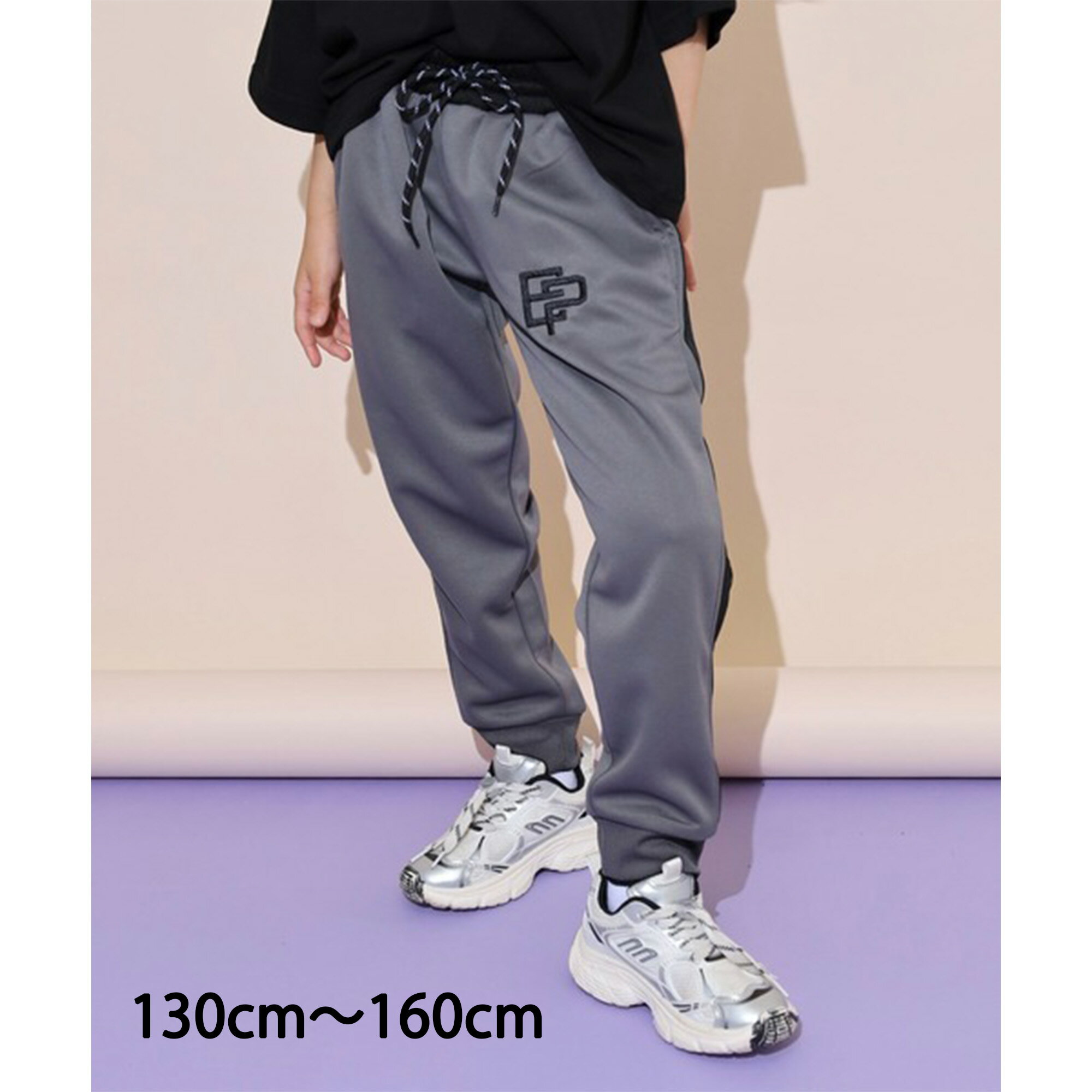 Rakuten - 【40%オフセール】長ズボン ロングパンツ ブリスター ライン サイドラインパンツ ジャージ 子供服 子ども服 キッズ キッズファッション 男の子 ボーイズ ジュニア ボトムス ズボン パンツ 紐 ウェスト調整 ダンス 練習着 習い事 運動着 ロゴ おしゃれ ポケット
