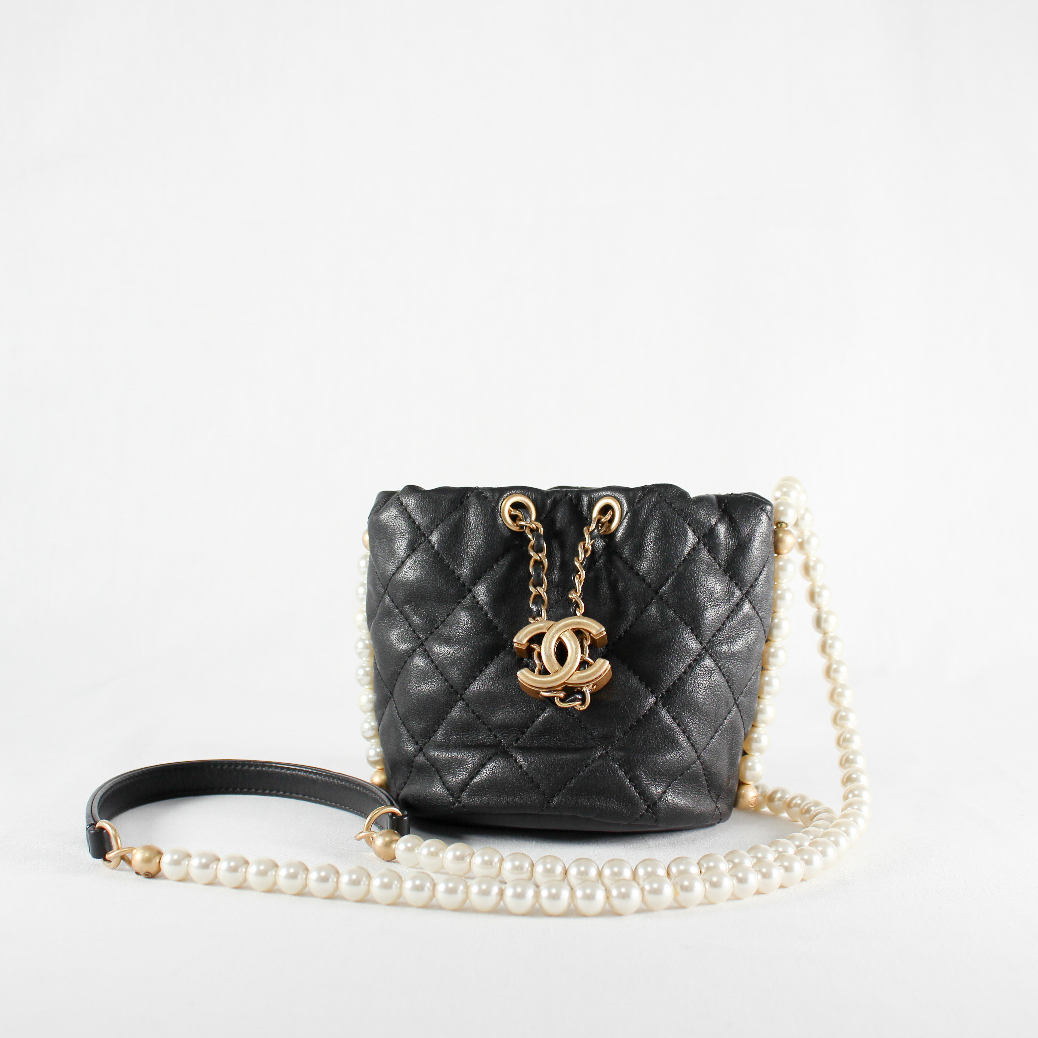 Rakuten - 【中古】 CHANEL シャネル マトラッセ ココマーク 巾着 ミニバッグ ショルダーバッグ パール チェーン レディース ブラック 31番台 美品